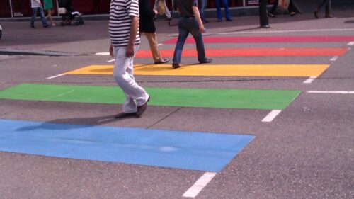 Rainbow_pedestrian_crossing,_Lange_Viestraat_Utrecht_NL-2,  Door Hansmuller – Eigen werk, CC BY-SA 3.0, https://commons.wikimedia.org/w/index.php?curid=26795243